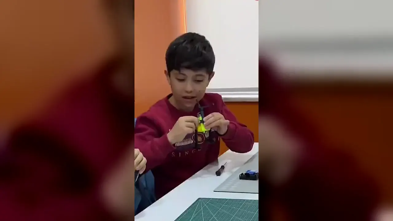 CEZERİ ROBOTECH atölyesinde devre kurulumundan mini drone uçuşuna ders anları — video kaydı