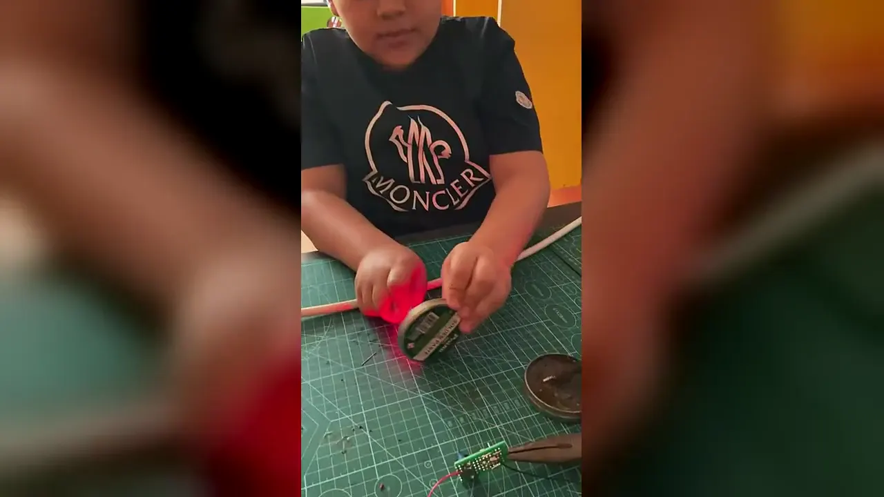 CEZERİ ROBOTECH atölyesinde motor sarımından devre kurulumuna çalışan genç öğrenciler