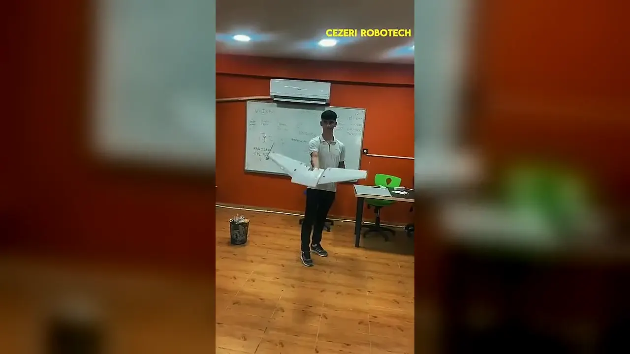 CEZERİ ROBOTECH öğrencilerinin köpük gövdeli sabit kanatlı İHA'yı kesiminden montajına kendi elleriyle üretmesi
