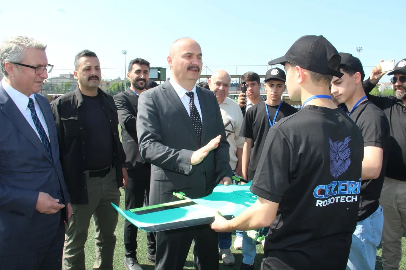 Batman Valisi Ekrem Canalp, YEDİİKİ Robot ve Teknoloji Yarışması'nda CEZERİ ROBOTECH öğrencilerinin model uçağını inceliyor