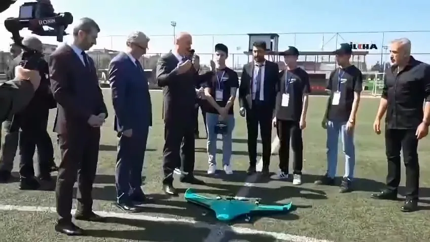 Batman Valisi Ekrem Canalp'ın YEDİİKİ Robot ve Teknoloji Yarışması'nda CEZERİ ROBOTECH standını ziyaret ettiği video kaydı