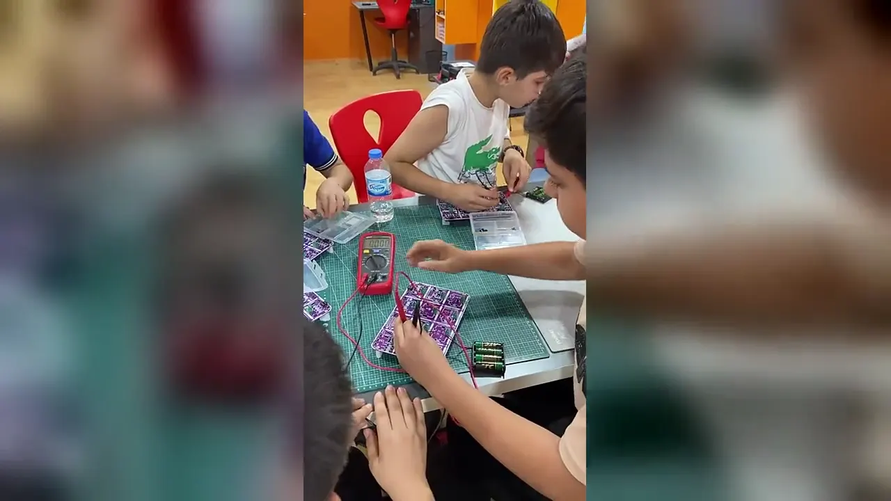 CEZERİ ROBOTECH Batman merkezinin sınıfları, atölye çalışmaları ve saha etkinliklerinden kesitler — tanıtım videosu