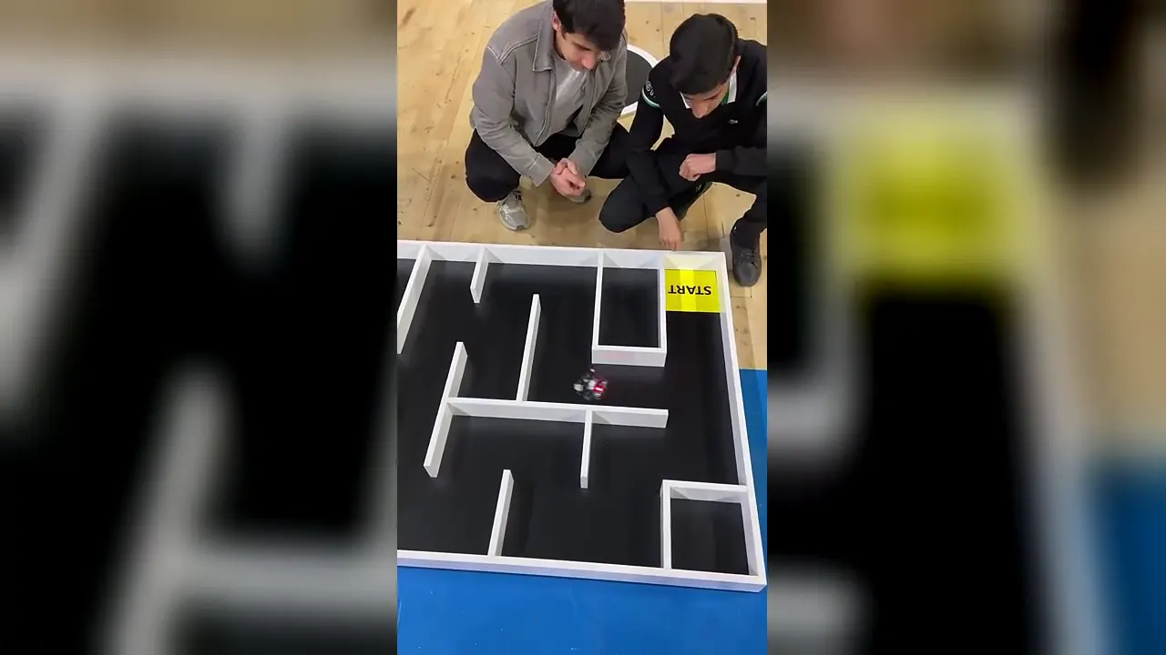 CEZERİ ROBOTECH öğrencilerinin programladığı labirent çözen robotun yarışma parkurundaki koşusu