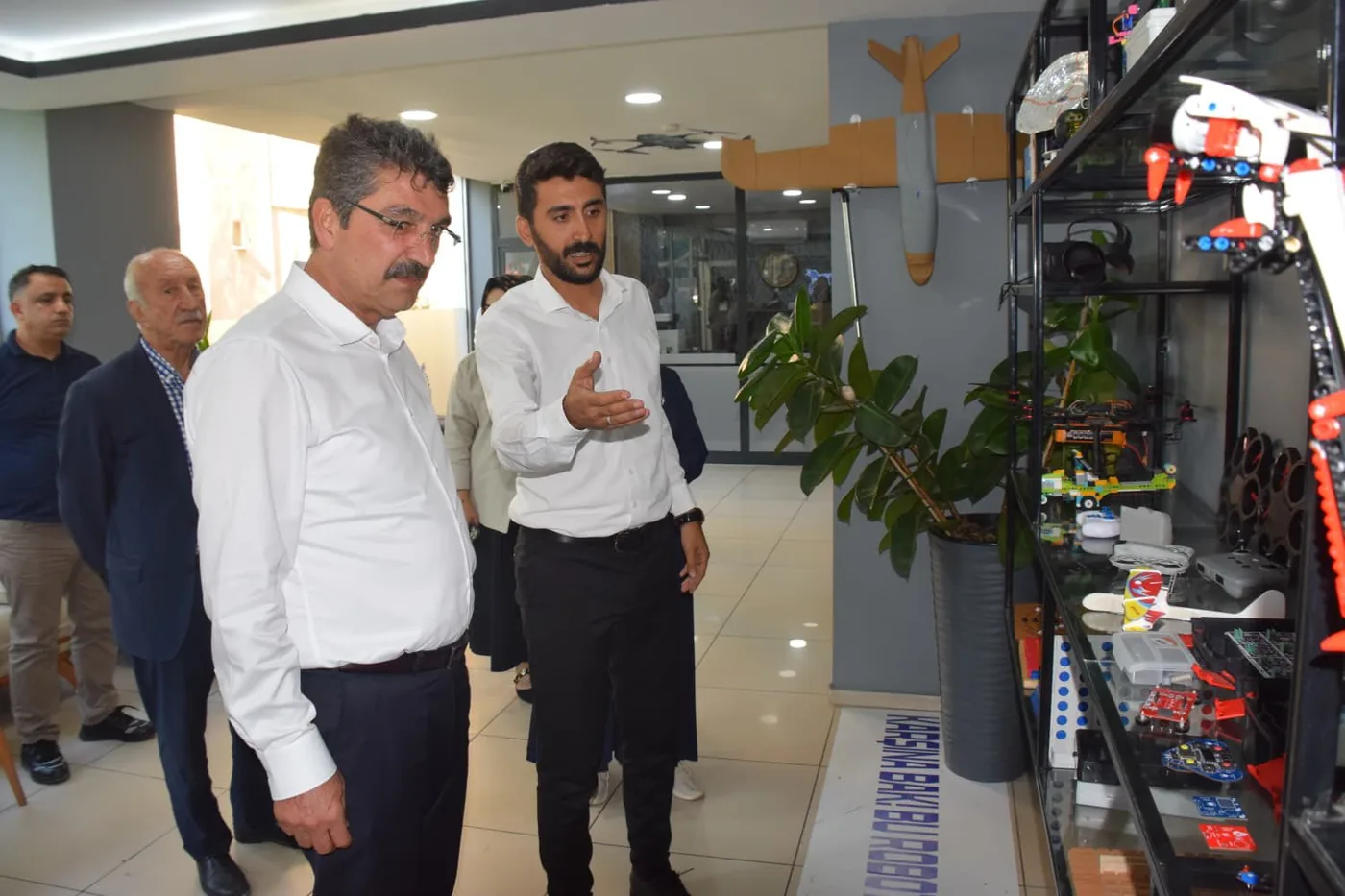Batman Milletvekili Ferhat Nasıroğlu CEZERİ ROBOTECH atölyesinde öğrenci projelerinin sergilendiği vitrini inceliyor